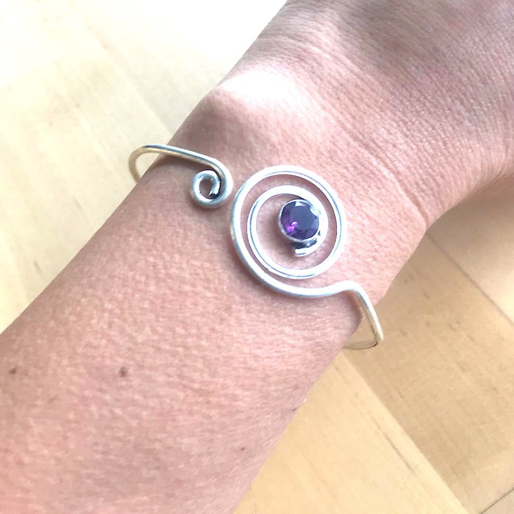 Unique wire cuff bracelet, Silver Swirl with Purple - Picture 11 of 12